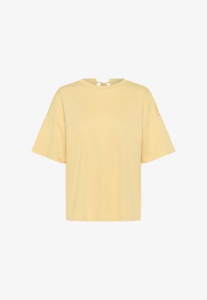 Geel T-shirt met korte mouwen, een ronde hals en een strikdetail aan de achterkant van de kraag, afgebeeld op een witte achtergrond.