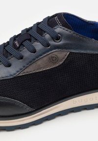 bugatti Treniņu apavi - dark blue