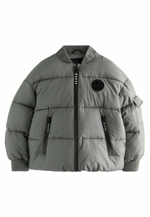 Giacca a geyser con colletto alto, chiusura con zip e polsini elasticizzati. Include un patch con logo e due tasche laterali con zip.