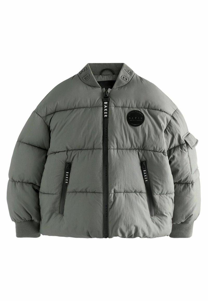 Sivá puffa bunda s vysokým golierom, zipsom na prednej strane a elastickými manžetami. Obsahuje nášivku s logom a dvojité bočné vrecká so zipsom.