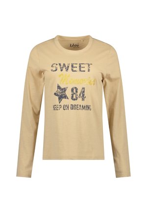 Beige langærmet skjorte med rund hals, med distressed tekst "SWEET Memories 84 KEEP ON DREAMING" og en stjernegrafik foran.