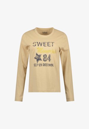 Beige longsleeve met ronde hals, met distressed tekst "SWEET Memories 84 KEEP ON DREAMING" en een stergrafiek op de voorkant.