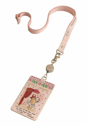 Růžová šňůrka na krk s navíjecím držákem na odznak a kartou s obrázkem medvídka Paddingtona v klobouku a tutu, s citátem a dekorativním květinovým rámečkem.