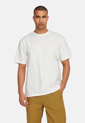 Weißes Baumwoll-T-Shirt mit kurzen Ärmeln, Rundhalsausschnitt und pinkem Drucktext auf der linken Seite. Einfaches, lockeres Design.
