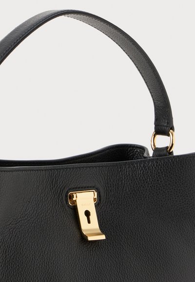 Sac à main en cuir noir avec une surface texturée, doté d'un fermoir en métal doré et d'une seule anse structurée.