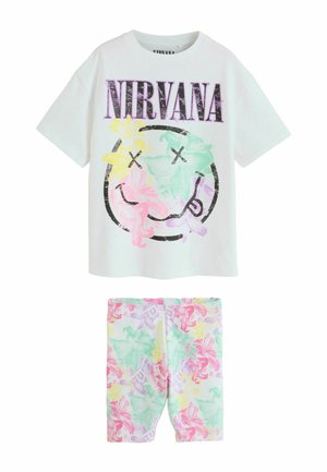 Biały t-shirt z krótkim rękawem z kolorowym pastelowym logo uśmiechniętej buźki Nirvana oraz pasujące pastelowe szorty w kwiatowy wzór.