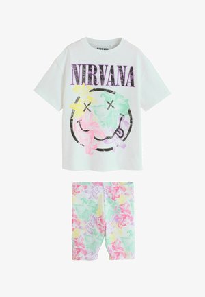 Weißes T-Shirt mit kurzen Ärmeln und einem farbenfrohen, pastellfarbenen Nirvana-Smilie-Logo sowie passende Shorts mit pastellfarbenem Blumenmuster.