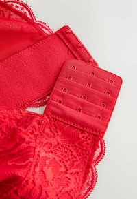 Roter Spitzen-BH aus weichem, strukturierter Stoff, mit verstellbarem Häkchen- und Ösenverschluss und zarten gewellten Kanten für zusätzliche Details.
