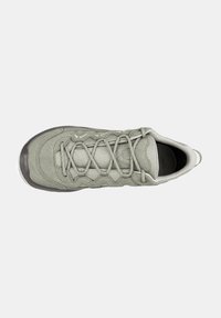 Helle graue Sneaker mit strukturiertem Wildleder-Obermaterial, gepolstertem Kragen und flachen Schnürsenkeln. Verfügt über eine Gummisohle und Mesh-Einsätze für Atmungsaktivität.