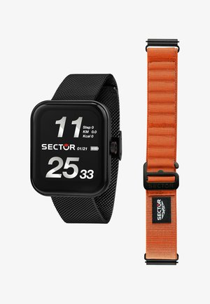 Orologio smartwatch nero con display quadrato che mostra numeri e funzioni bianchi. Include un cinturino in rete nera e un cinturino in nylon arancione con accessori.