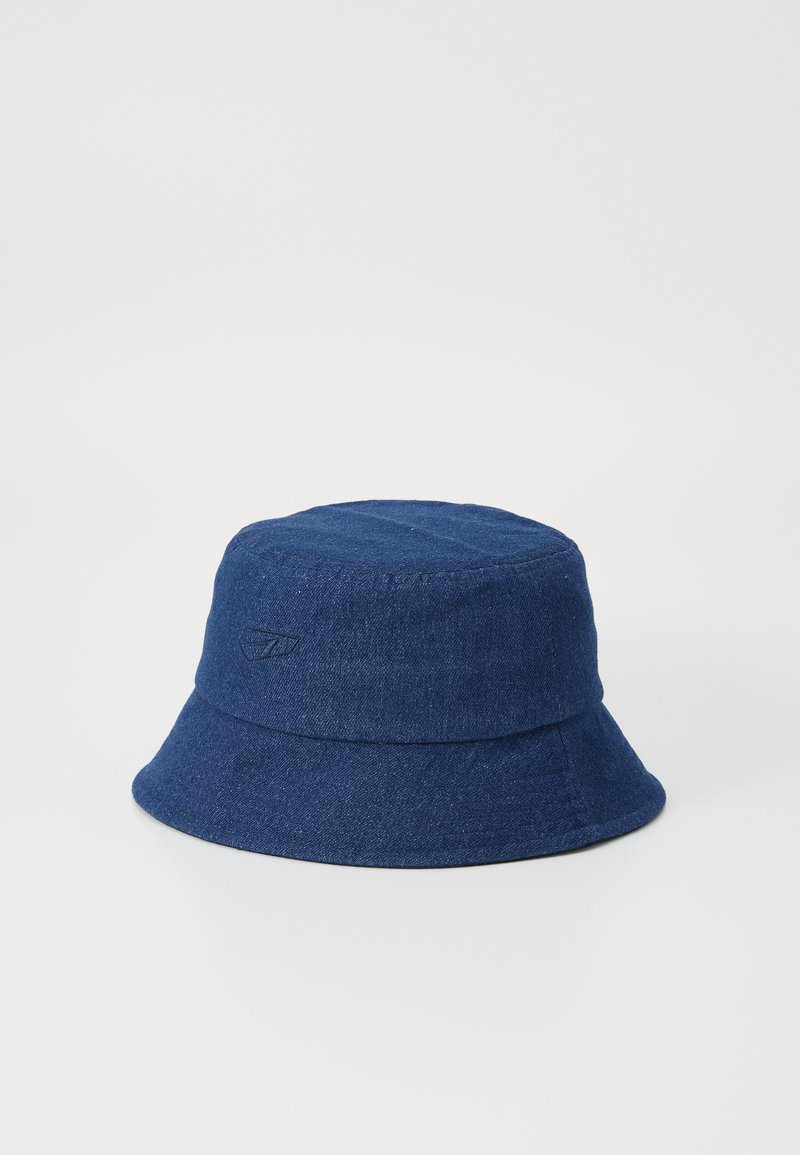 Sombrero de cubo azul oscuro hecho de tela de mezclilla, con una parte superior plana, ala ancha y un discreto detalle de logotipo cosido en el costado.