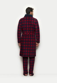 Flanellbademantel und passende Hose mit einem rot-blauen Karomuster, schalkragen und Gürtel, weicher Textur.