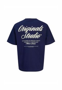 Tamnoplava pamučna majica s kratkim rukavima, s velikim bijelim tekstom na leđima: "Originals Studio" i dodatnim detaljima o brendu.