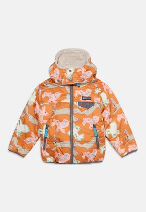 Doudoune enfant orange avec capuche, doublure en polaire, fermeture éclair devant, poches zippées et imprimé animalier ludique avec des oiseaux et des lapins.
