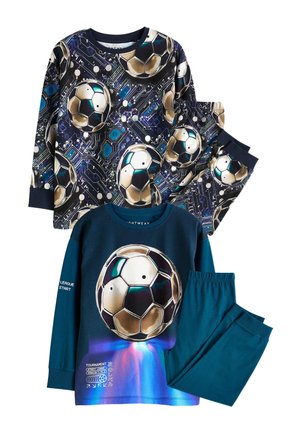 Dve sady detských pyžám s dlhými rukávmi s dizajnom futbalových lôpt; jedna s viacerými loptami a vzorom na obvode plošného spoja, druhá s grafikou jednej lopty.