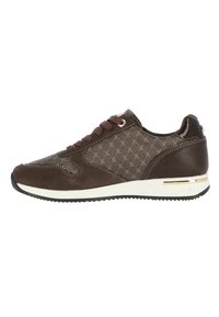 Baskets basses marron avec côtés en tissu à motifs, textures en daim et cuir, lacets marron, semelle blanche et accent doré au talon.