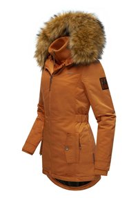 Veste isolante orange avec capuche en fausse fourrure, fermeture éclair à l'avant, poches latérales, poignets élastiques et taille ajustée, ornée d'un écusson logo.