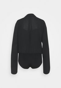 Blusa nera a maniche lunghe con colletto, caratterizzata da un pannello posteriore trasparente, design cropped e una superficie liscia. L'orlo è arrotondato.