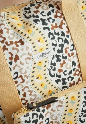 Auduma somiņa ar dzeltenu dzīvnieku rakstu un ziedu akcentiem, ar zelta rāvējslēdzēja aparatūru un etiķeti ar uzrakstu "Cath Kidston London".