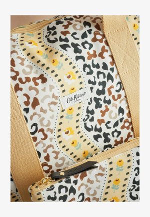 Drobėne rankinė su geltonu gyvūnų raštu ir gėlių akcentais, auksinės spalvos užtrauktukas ir etiketė su užrašu "Cath Kidston London."