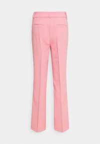 Pantalons en tissu rose doux, avec une coupe ajustée, jambes droites, passants de ceinture et deux poches arrière au design épuré.