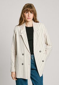 Pusiau dvigubos eilės švarkas šviesiai beige spalvos su tamsiai mėlynomis vertikaliomis juostelėmis, turintis iškarpytą apykaklę, dvi priekinės kišenes ir mygtukų akcentus.