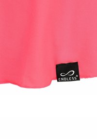Tejido rosa y suave con una etiqueta que presenta la marca "ENDLESS" en blanco sobre un fondo negro. El diseño es sencillo, sin patrones.
