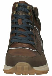 Scarpa alta in pelle marrone con lacci blu, chiusura con zip e cuciture bianche in contrasto; suola in gomma e dettaglio in pannello testurizzato.