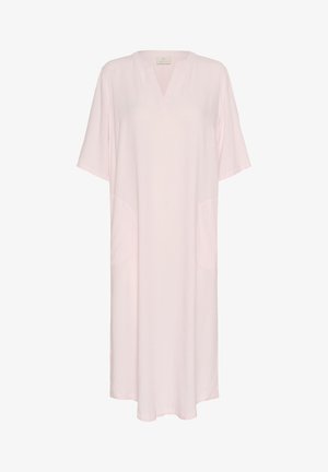 Rotes Kleid mit kurzen Ärmeln, V-Ausschnitt und zwei vorderen Taschen. Aus weichem Stoff mit einem lockeren, entspannten Schnitt. Mid-Länge Design.