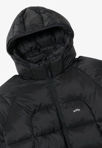 Doudoune noire avec capuche, dotée d'un motif matelassé, d'une fermeture éclair frontale et d'un détail de logo. Fabriquée en matériau léger et brillant.