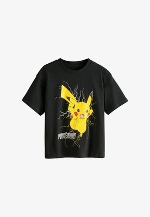 T-shirt in cotone nera con una grande grafica di Pikachu giallo circondata da fulmini, con la parola "POKÉMON" stampata qui sotto.