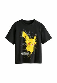 Zwarte katoenen T-shirt met een gele Pikachu-afbeelding, vergezeld van bliksemaccenten en het woord "POKEMON" in het wit. Korte mouwen, ronde hals.