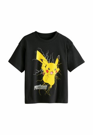 Camiseta de algodón negra con un gráfico de Pikachu amarillo con acentos de relámpago y la palabra "POKEMON" en blanco. Diseño de manga corta y cuello redondo.