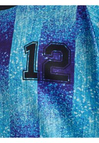 Multifarvet sportsjersey i blå og lilla gradientmønster med nummer "12" i sort med tekstureret finish.