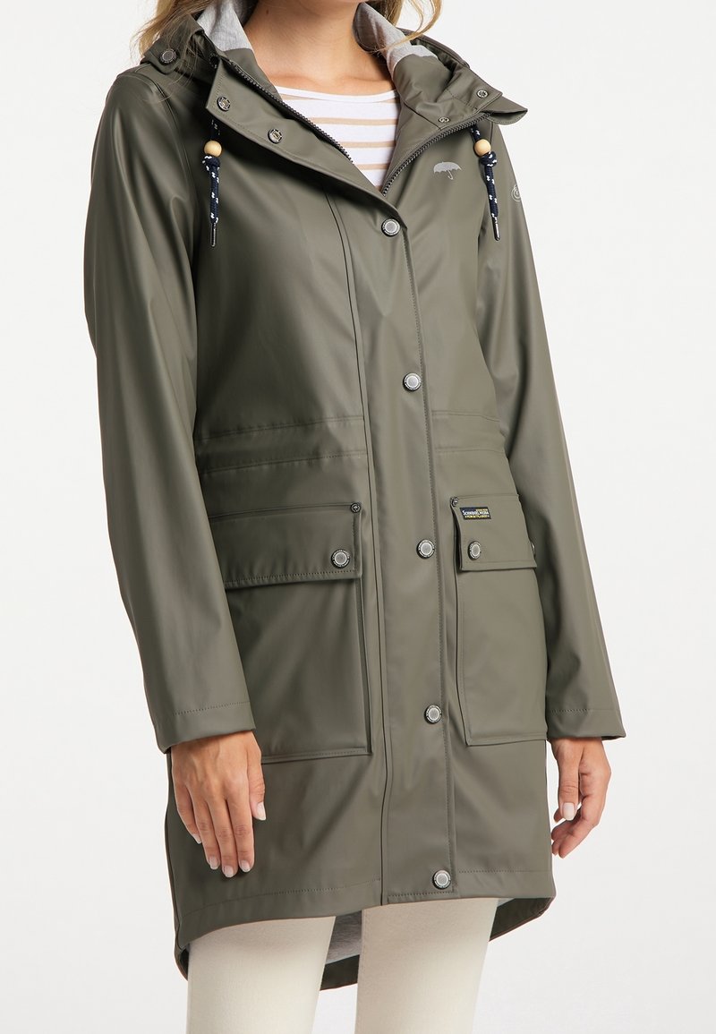 Olivově zelený nepromokavý kabát s kapucí, na patentky, s předními kapsami a šedou podšívkou. Obsahuje stahovací šňůrky a stříbrné kovové prvky.