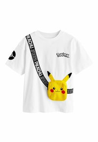 Weißes Baumwoll-T-Shirt mit einer Pikachu-Tasche, schwarzem Band mit "Pikachu #025" und einem Poké Ball-Design auf dem Ärmel.