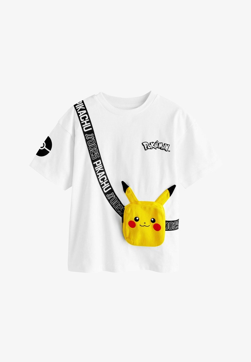 T-shirt bianco in cotone con tasca a forma di Pikachu, spallina nera con "Pikachu #025" e grafica di una Poké Ball sulla manica.