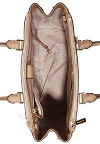 Vaaleanruskea käsilaukku, jossa on kullanväriset metalliosat, vetoketjulliset osastot ja kuvioitu sisävuori. Laukussa on jämäkät sivut ja kaksinkertaiset kahvat.