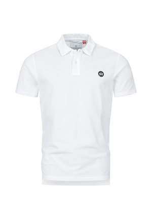 Weißes Poloshirt aus Baumwolle mit einem Kragen mit drei Knöpfen, kurzen Ärmeln und einem schwarzen runden Logo auf der linken Brust.