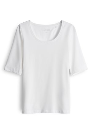 Weißes T-Shirt mit kurzen Ärmeln und Rundhalsausschnitt, aus glattem Stoff, flach auf weißem Hintergrund liegend.