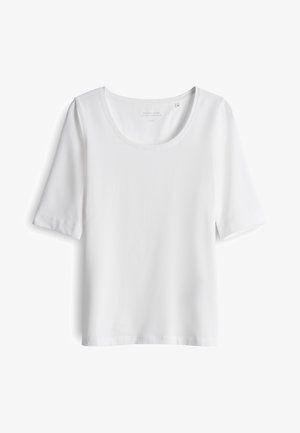 Weißes T-Shirt mit kurzen Ärmeln und Rundhalsausschnitt, aus glattem Stoff, flach auf weißem Hintergrund liegend.