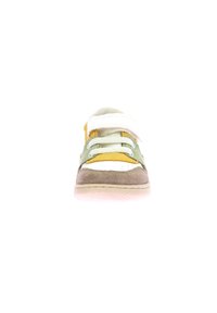 Baskets colorées pour enfants avec une tige en suede vert et jaune, une sangle Velcro blanche et une semelle en caoutchouc avec une adhérence texturée.