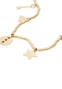 Naszyjnik z koralików w kolorze złotym z okrągłym zawieszką ozdobioną czarnymi kropkami, sercem, gwiazdkami oraz akcentem w kształcie klucza. Gładka, metaliczna tekstura.