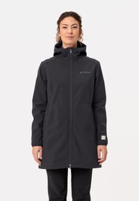 Zwarte waterdichte lange jas met capuchon, met een rits aan de voorkant, zijzakken en logodetail op de linkerkant van de borst en op de mouw.