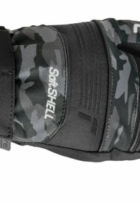 Zwarte en grijze camouflagehandschoenen met "SoftSHELL" tekst, textiel met textuur, versterkte naden en een verstelbare band voor een veilige pasvorm.