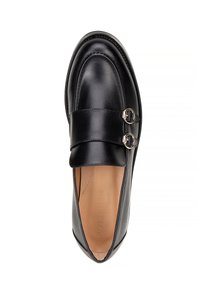 Zwarte leren loafers met een ronde neus, brede band met dubbele zilverkleurige gespen en een gladde textuur. De binnenvoering is tan.