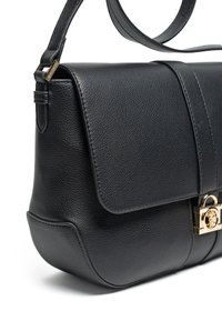 Czarna skórzana torba o ziarnistej fakturze, z klapką zamykającą i złotymi elementami metalowymi. Posiada regulowany pasek i wyraźnie zarysowany kształt.