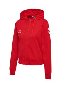Roter Hoodie mit Reißverschluss aus Baumwollmischung; verfügt über eine Kapuze, Fronttaschen sowie weißes Logo und Streifen an den Ärmeln. Weiche Textur und körperbetontes Design.