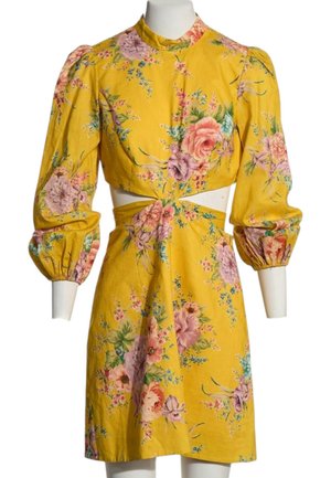 Gul blomsterkjole med puffede lange ærmer, udskåret talje og pink og lilla blomsterprint på stoffet.