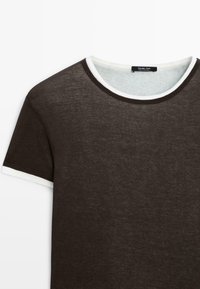 Dunkelbraunes, kurzärmliges T-Shirt mit weißem Rundhalsausschnitt und Ärmelbündchen, innen am Kragen mit einem "Massimo Dutti"-Etikett versehen.